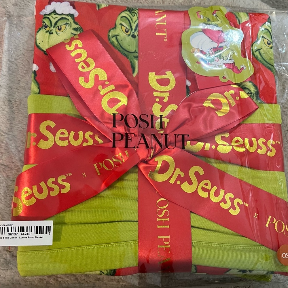 Posh Peanut NIB Grinch Luxette Patoo Blanket